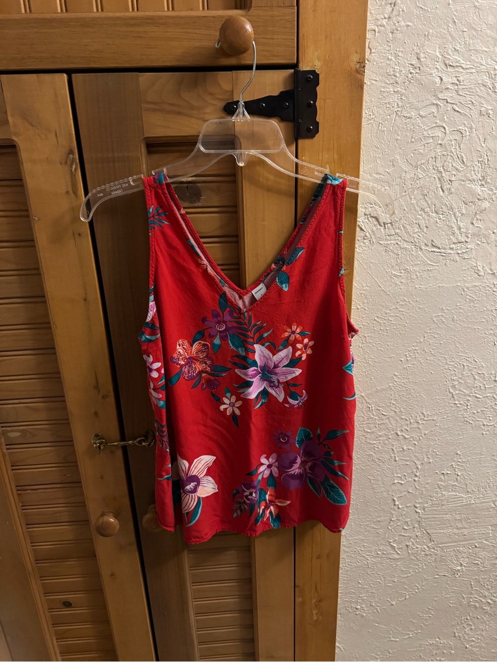 Women’s Old Navy Red Floral V-Neck Sleeveless Top